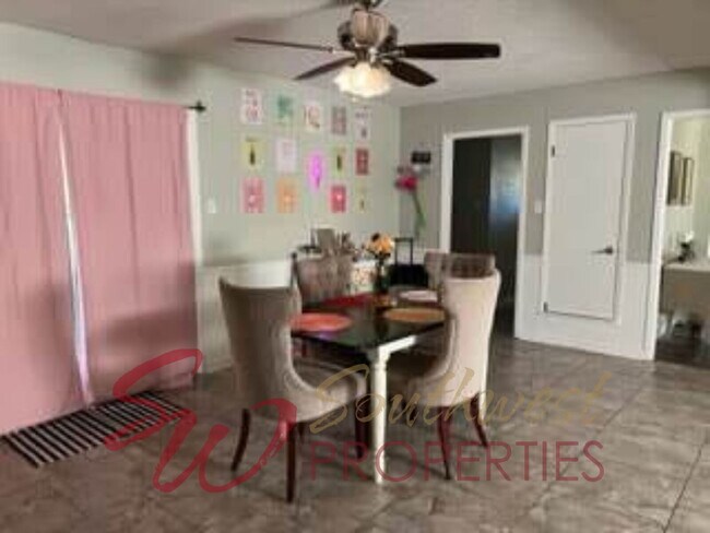 Foto del edificio - Fully Updated 3 Bed / 2 Bath on Corner Lot with Fenced Yard