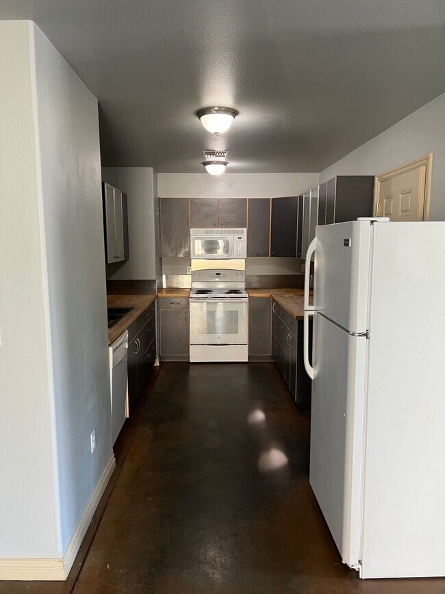 Building Photo - Duplex for Rent in Quincy