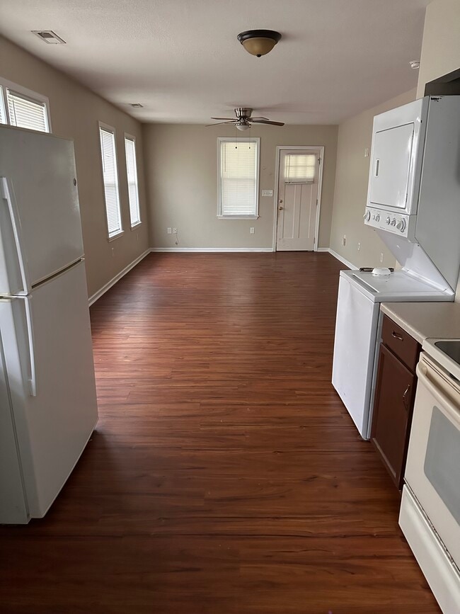 Building Photo - 411 Greenbriar Ave