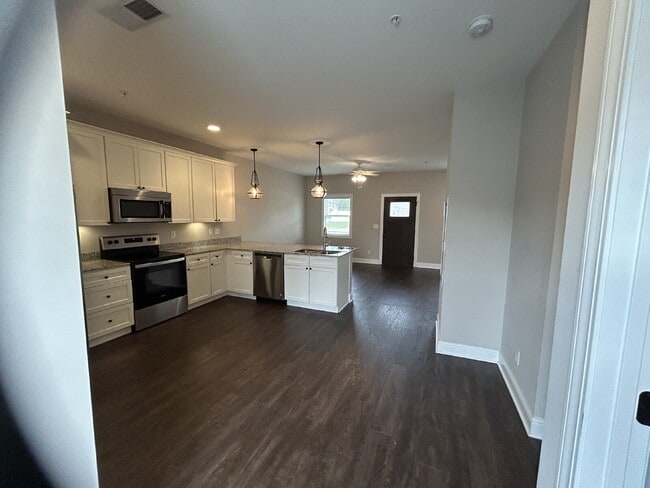 Building Photo - 2BD 2.5 BA TOWNHOME FOR RENT CLOSE TO TTU!