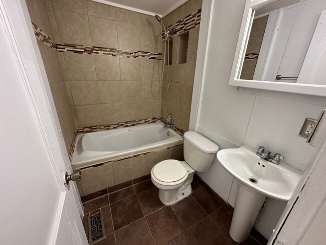 Building Photo - 2 bed 1 bath