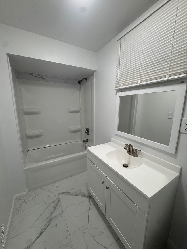 Foto del edificio - 516 Morris Park Ave