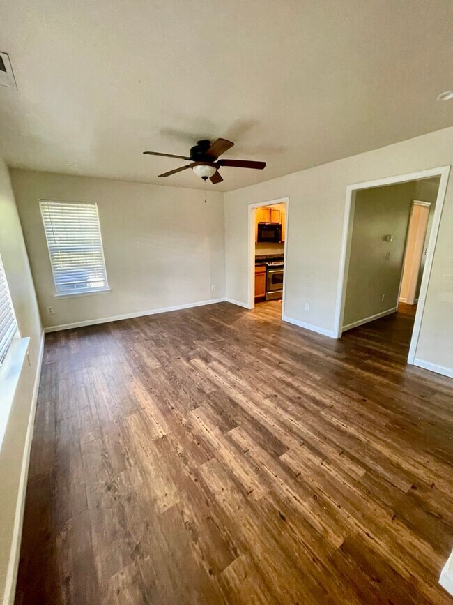 Building Photo - Spacious 4-bedroom, 2.5-bath home in Charlotte with convenient access to Uptown