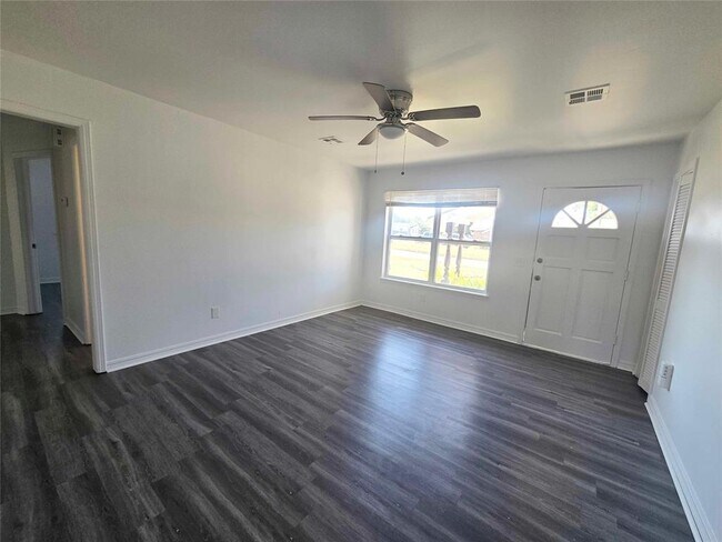 Foto del edificio - 3325 Beechwood Dr