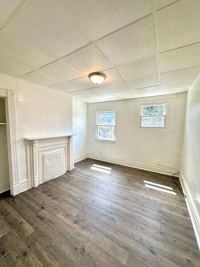 Foto del edificio - Updated 4 Bed, 1 Bath Home in Hazelwood - Central AC & Heat, Minutes from Downtown - Available Now!