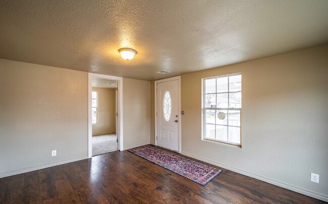 Foto del edificio - 2 Bed, 1 Bath Home with Charming Porch and...