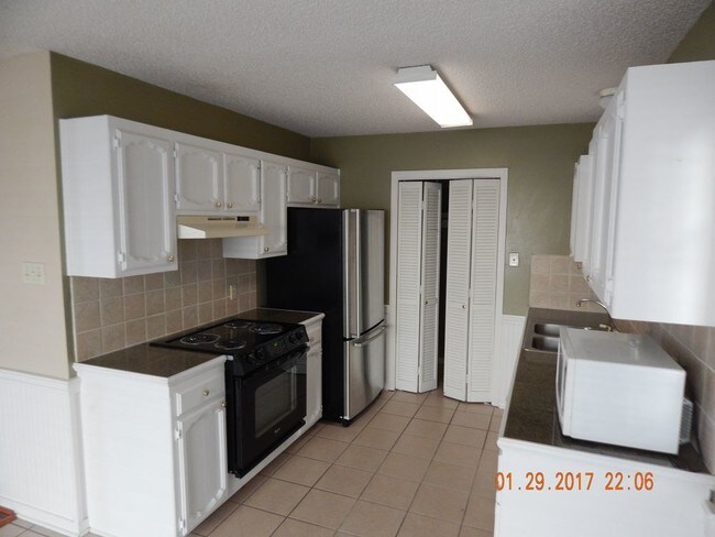 Building Photo - 1723 Briar Oak Dr