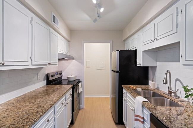 Modern kitchen with color scheme 2 - Blythewood Apartments