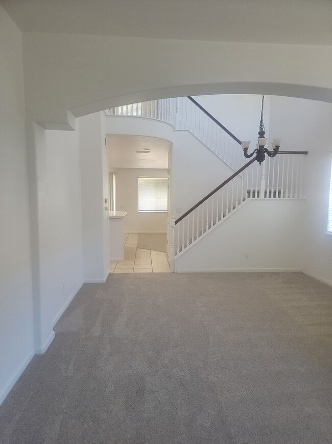 Foto del edificio - Natomas Park 5 bedroom 3 full bath home av...