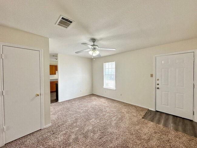 Building Photo - AVAILABLE NOW!!