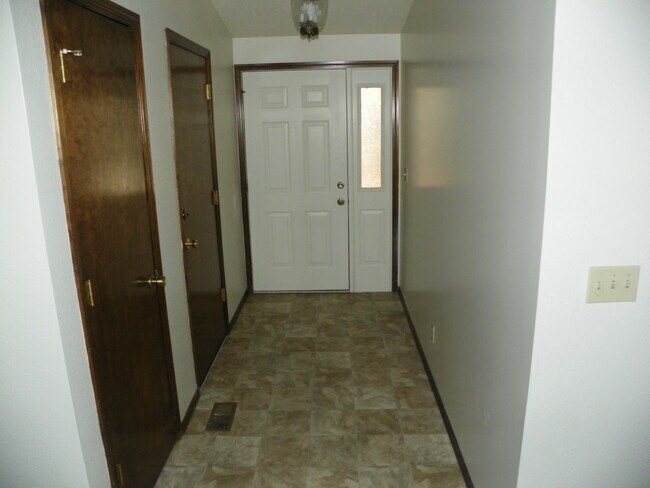 Building Photo - Eastside House, 3 Bdrm, 2 Bath, Gas Heat, ...