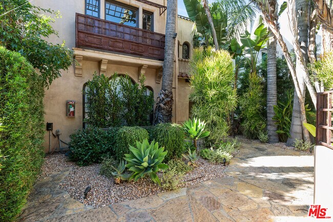 Building Photo - 1031 N La Jolla Ave