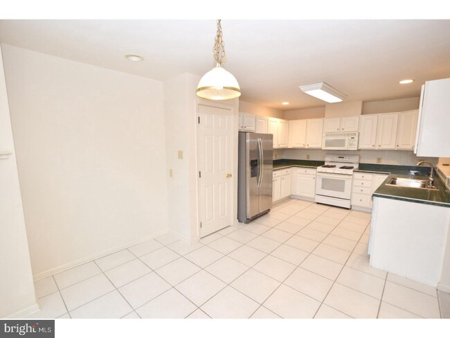 Building Photo - 12 Heron Pointe Ct