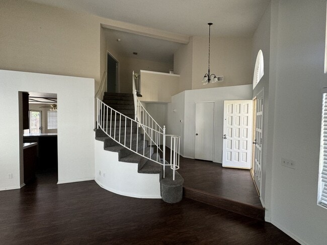 Building Photo - 4 bed 3 full bath house with 3 car attache...