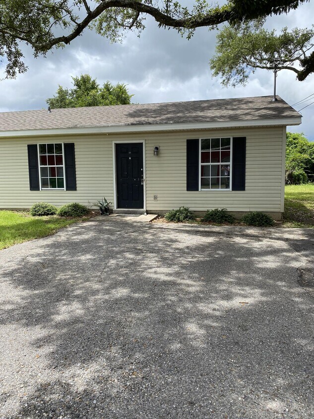 22 Glass St Unit 22A, Saraland, AL 36571 Room for Rent in Saraland