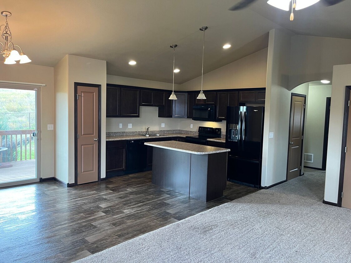 Primary Photo - ~APPLICATIONS PENDING~ 2 Bedroom, 2 Bathro...