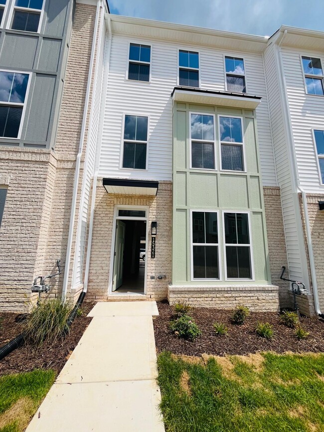 Building Photo - 15321 Sunray Aly