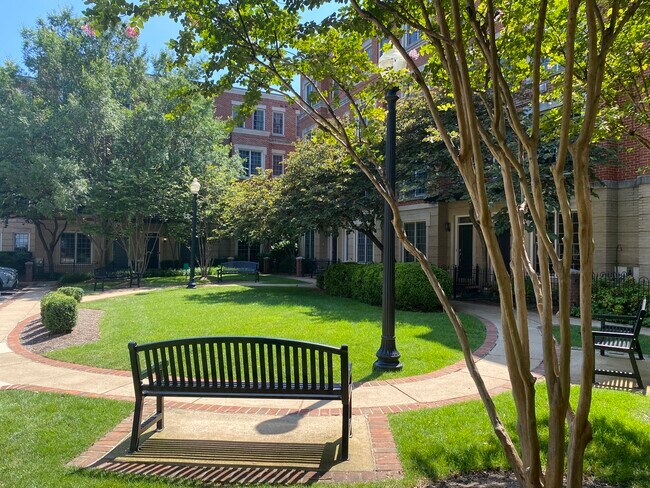 Front Courtyard - 1355 Independence Ct SE