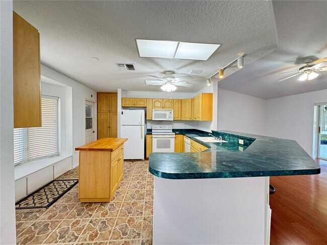 Foto del edificio - 21606 Rosewood Ct