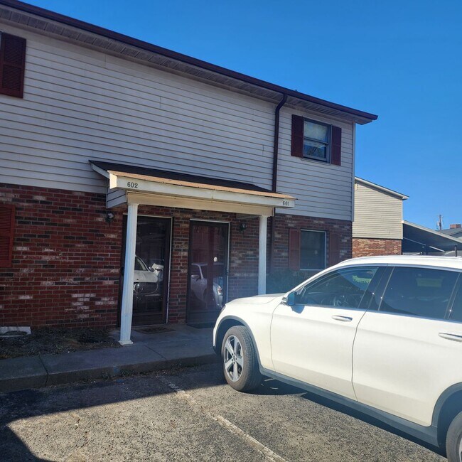 Building Photo - End Unit Townhome in Between Kernersville ...