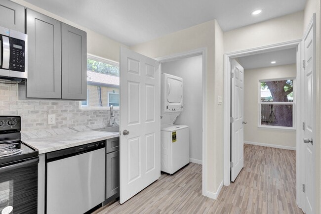 Building Photo - 10302 Sierra Dr