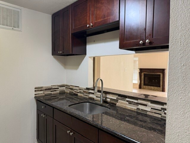 Foto del edificio - 6701 Sands Point Dr