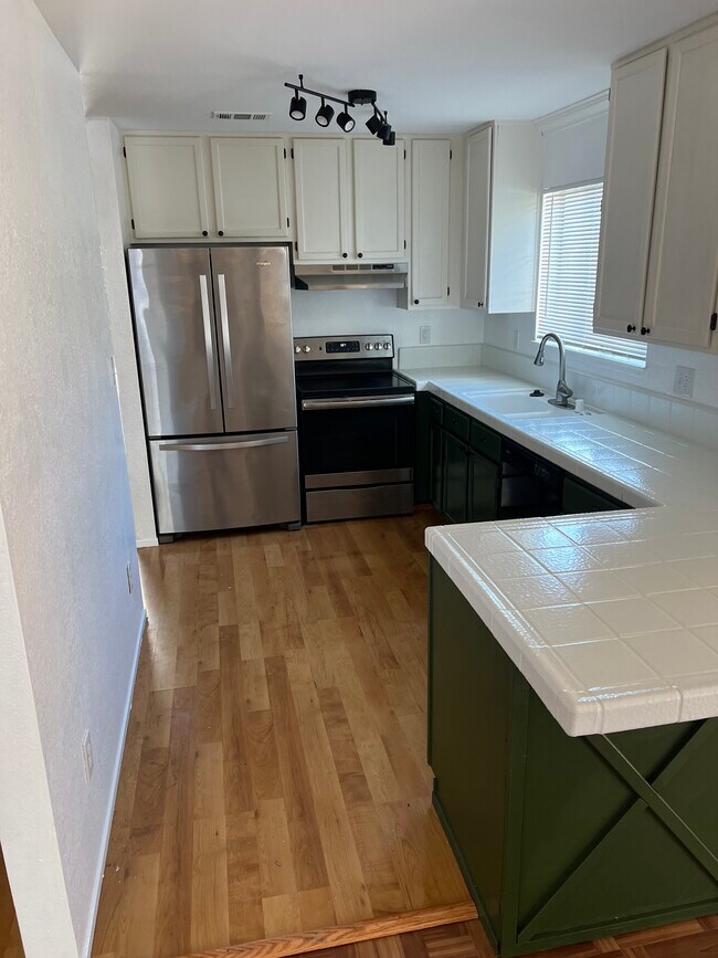 Building Photo - 1421 Squire Ct