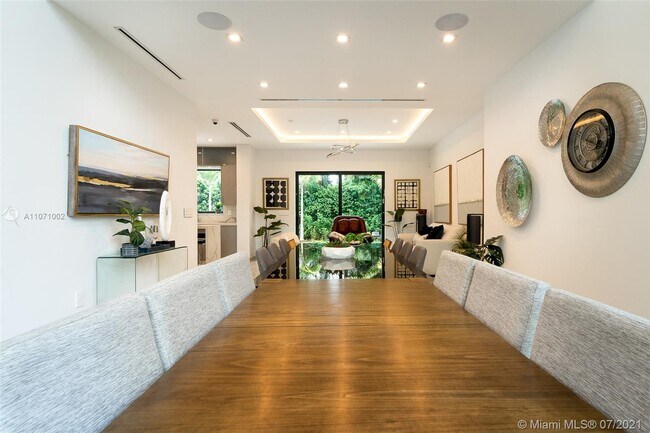 Building Photo - 445 W 42nd St