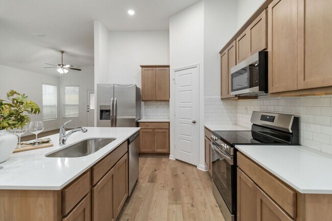 Building Photo - Never Lived In! Modern 3 Bed / 2 Bath w/ Open Floor Plan