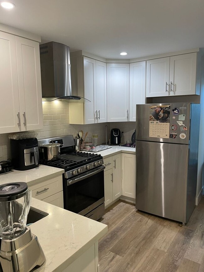 Building Photo - Remodeled private room with bath in sunny ...