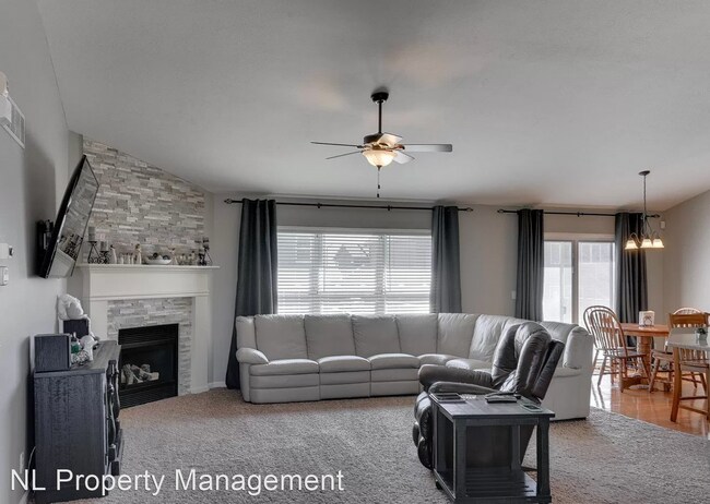 Foto del edificio - 5 br, 3 bath House - 19617 Poppleton Ave