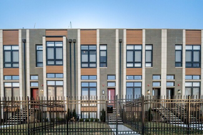 Building Photo - 1011 E 62nd St
