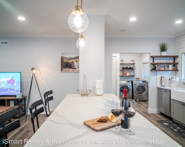 Building Photo - 2 br, 1 bath Apartment - 557 W Virginia St