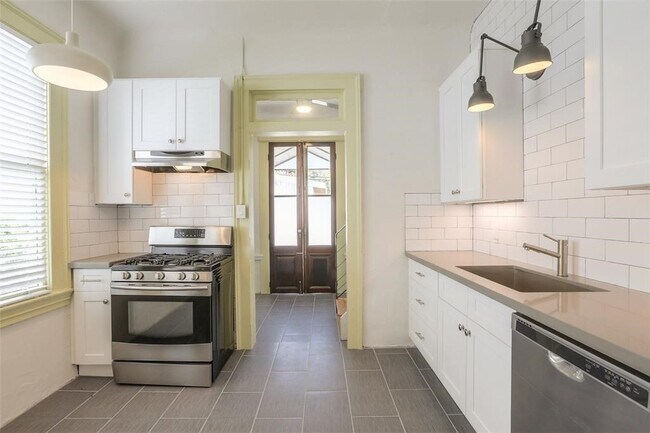 Building Photo - 1013 E 26th St