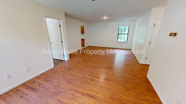 Building Photo - 111 Oakridge Cir