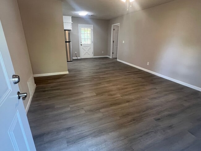 Building Photo - 3 Bedroom 1 bath