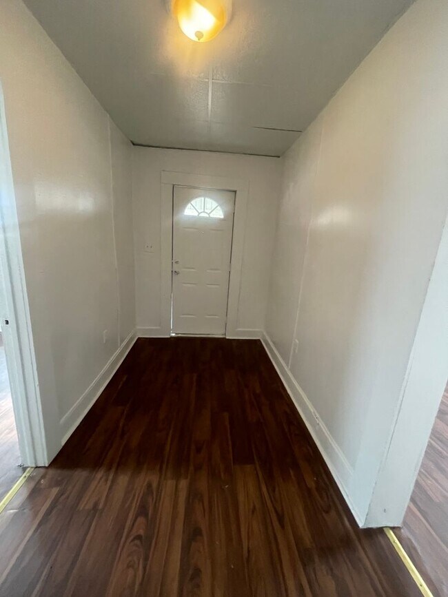 Foto del edificio - Available Now  LARGE 3 Bedroom 1 bath house