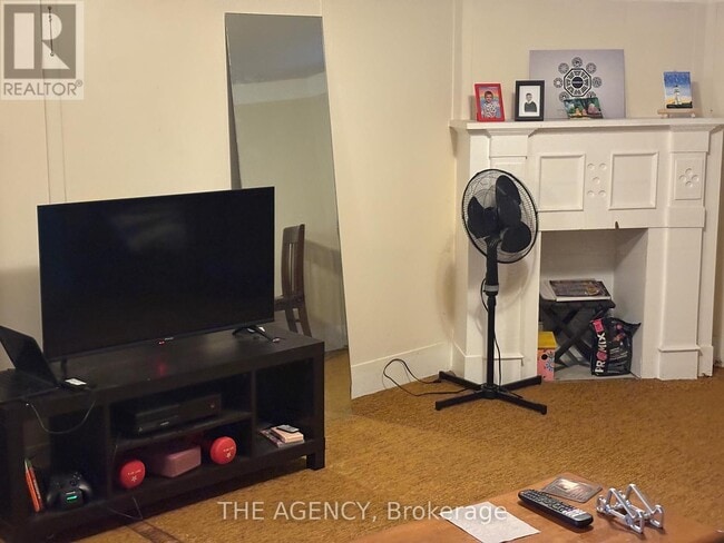 Building Photo - 43 Indian Rd Crescent