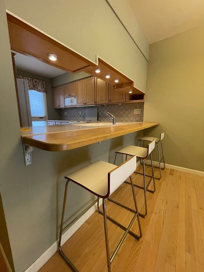 Building Photo - 758 Greenhills Dr