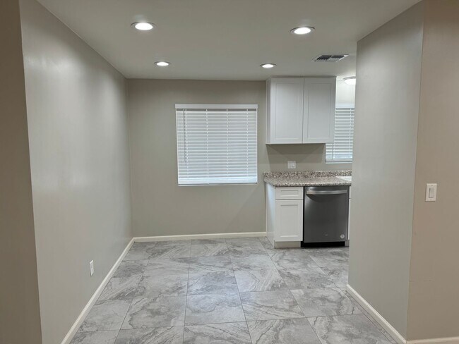Building Photo - Single story home 3 bedrooms 1 bath, No HOA