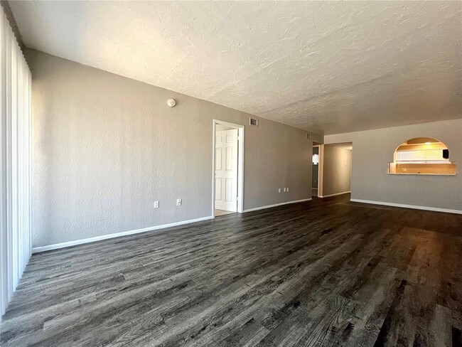 Building Photo - 5211 N Tamiami Trl