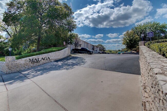 Building Photo - 6910 Hart Ln