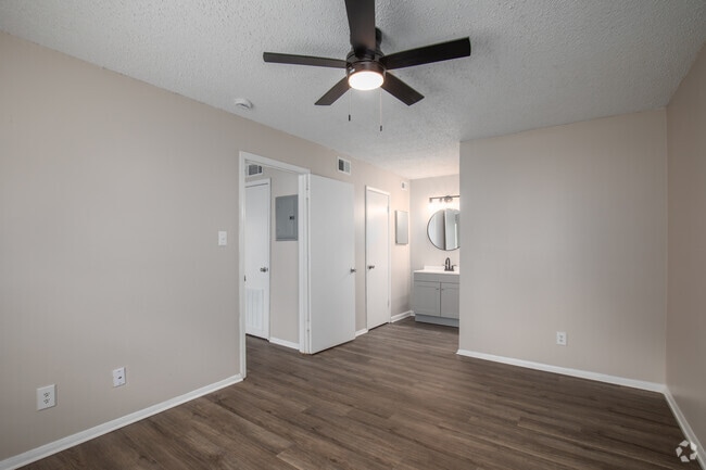 1BR, 1BA - 550SF Updated - Bedroom - Summer Tree