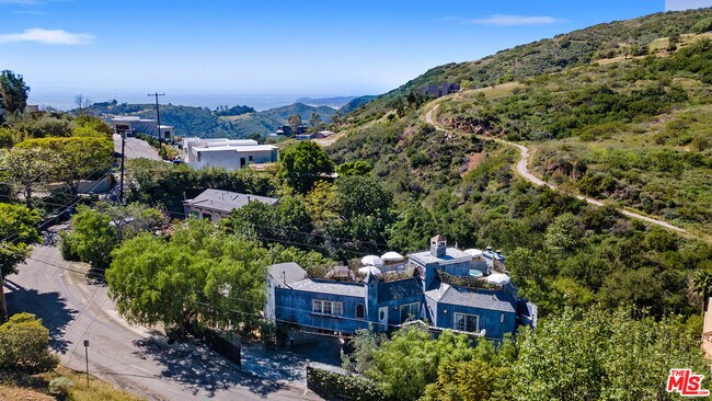 Building Photo - 2851 Seabreeze Dr