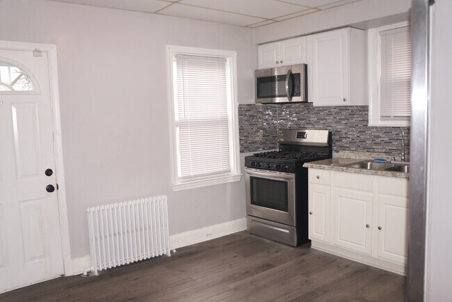 Building Photo - 5633 Ready Ave