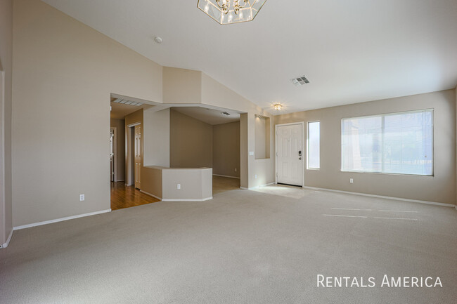 Building Photo - Beautiful 3 Bedroom Open Floor Plan in Lit...