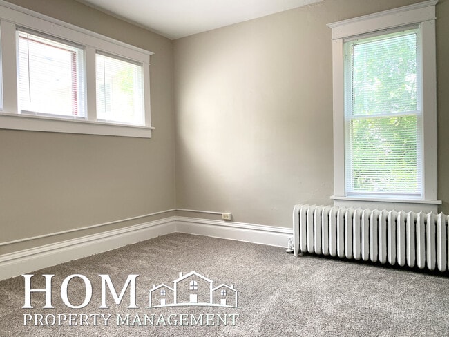 Building Photo - 330 Center St