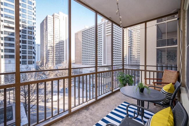 Foto del edificio - 300 Peachtree Rd NE