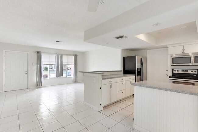 Building Photo - Available now! 2/2 Home in Port St Lucie!