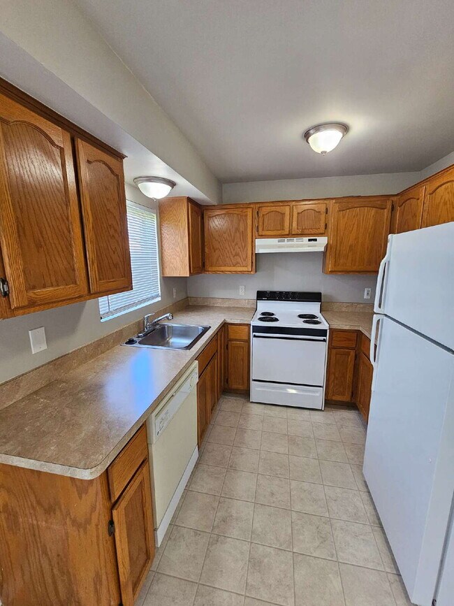 Foto del edificio - 1st Floor Condo w/ Large Living Room "New Carpet" "Freshly Painted" w/ Eat In Kitchen and All App...